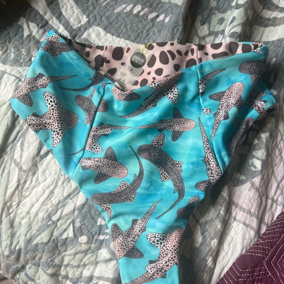 Size small - Picture 2 of 2